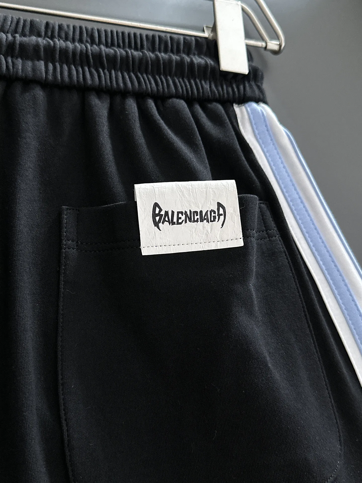 Balenciaga's three-standard complete 2026 summer New Arrival men's casual shorts, advanced custom-made Breathable fabric, Breathable fabric, extremely stretchy and comfortable, impeccable details, top-grade accessories, original logo design concept, delicate and soft feel! The upper body fit is awesome! Size: M-XXXL Please state your height and weight when ordering